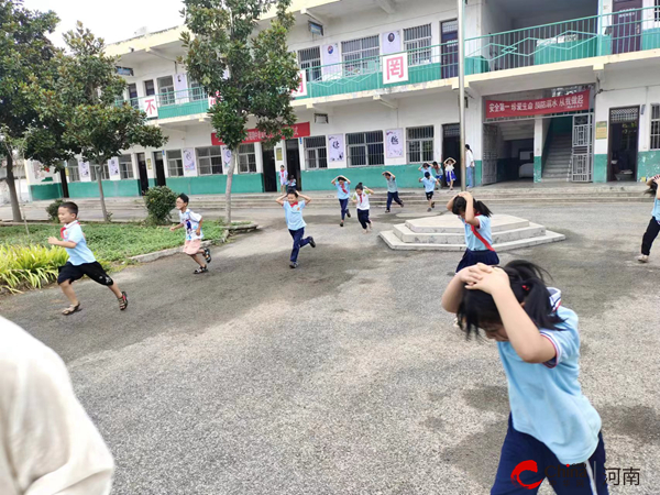 ​西平县二郎小王庄小学开展安全演练活动